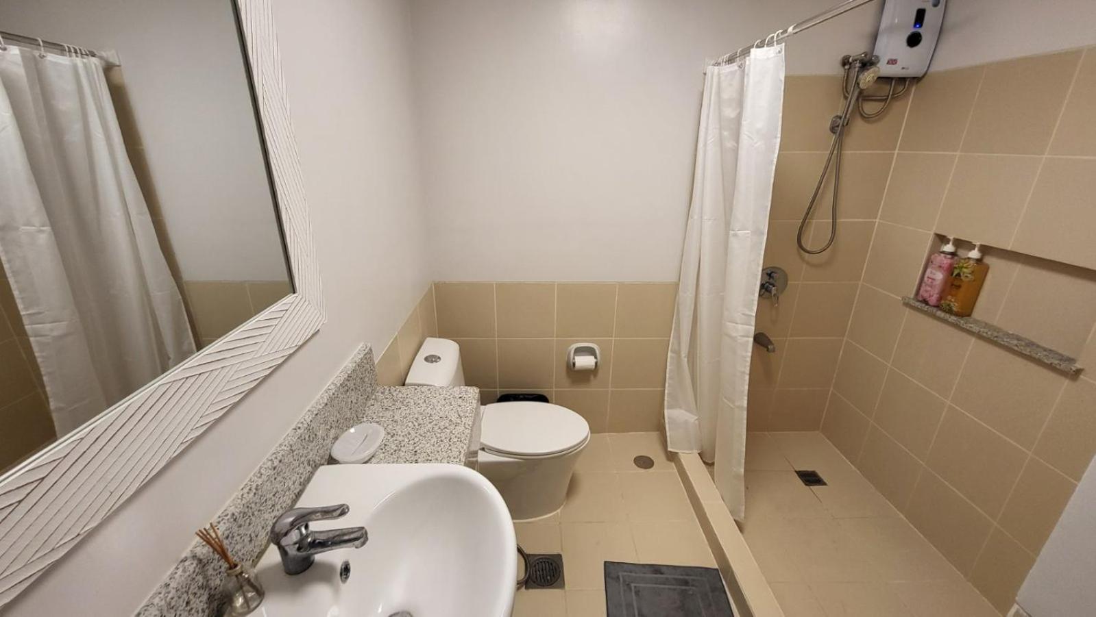 The Atherton- Spacious Modern Condo Unit In Paranaque Near The Airport, Makati, Bgc And Highways Paranaque City Exterior photo